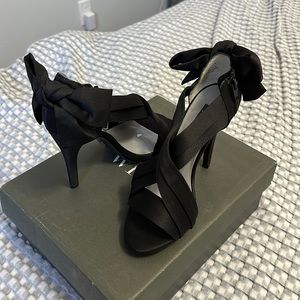 White By Vera Wang Black Bow Satin Heels
